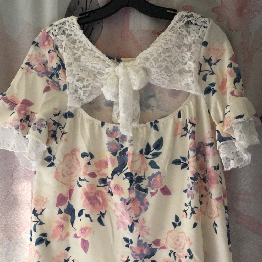 BiBi SS floral top with lace accents - Medium